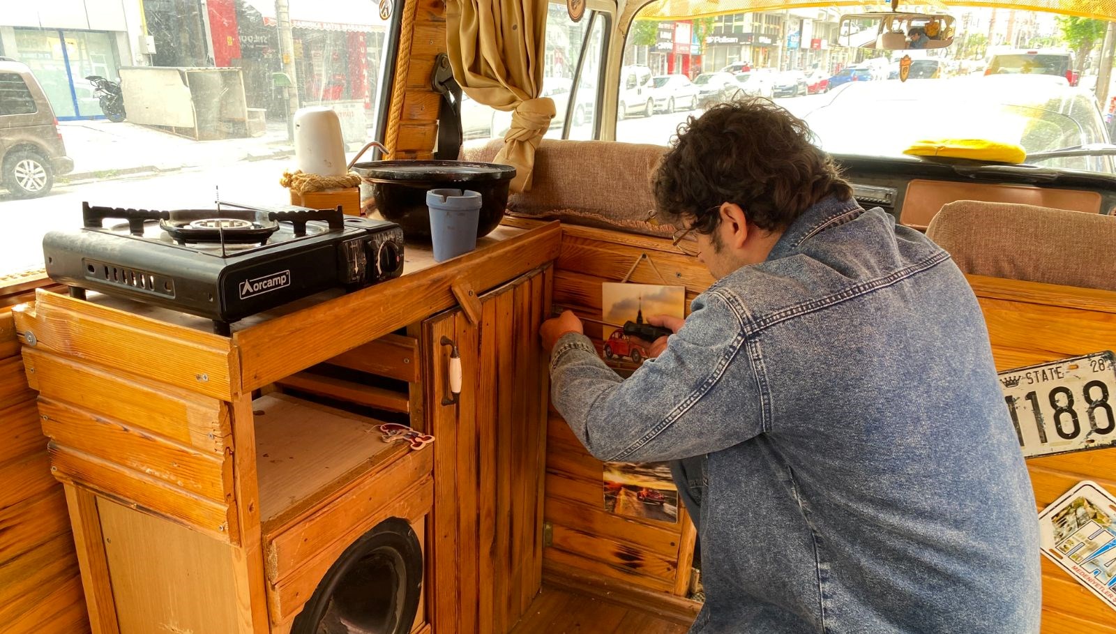 zelzele sonrasi antakyadan eskisehire geldigi minibusu karavana cevirdi OsU9VWXB