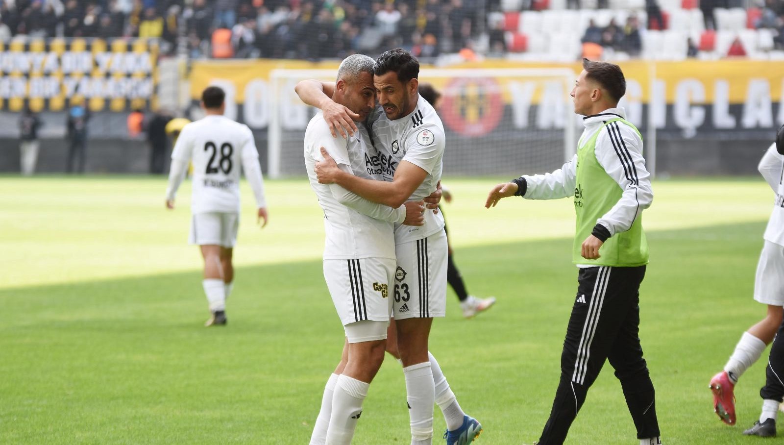 Asırlık çınar icralık oldu... Kulüp logosuna haciz geldi! 71 asirlik cinar icralik oldu kulup logosuna haciz geldi S6rST69X