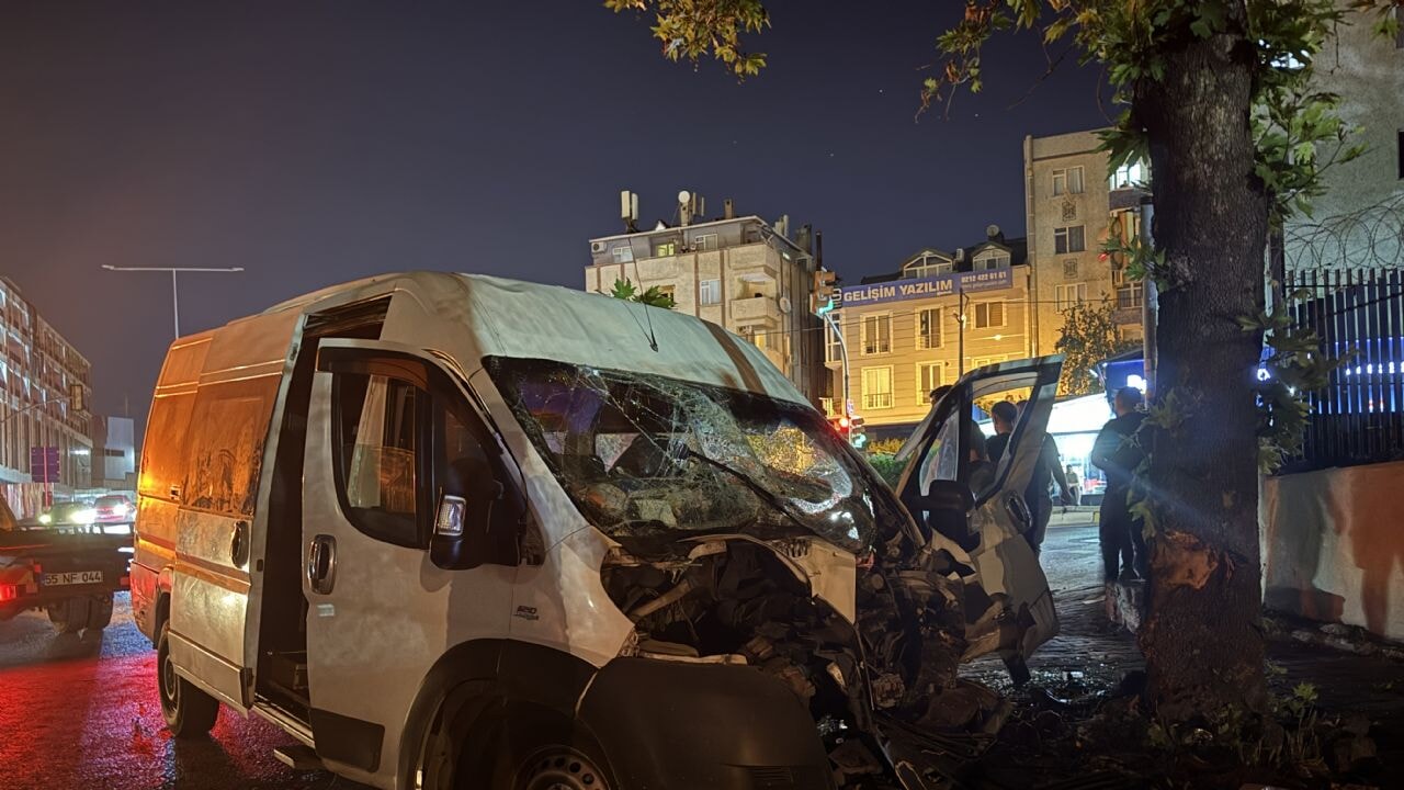 avcilarda feci kaza servis minibusu ile otomobil carpisti q9z5vCUN