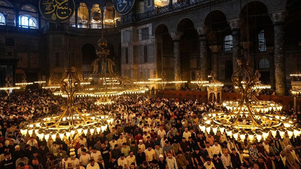 bayram coskusu camilerde tasti ayasofyada adim atacak yer kalmadi