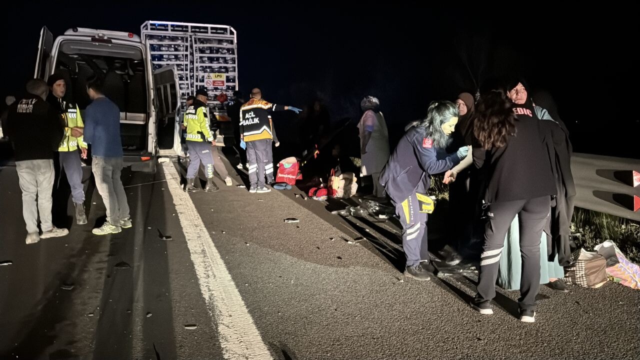 boluda trafik kazasi minibus kamyona carpti cok sayida yarali 4QE98TBg