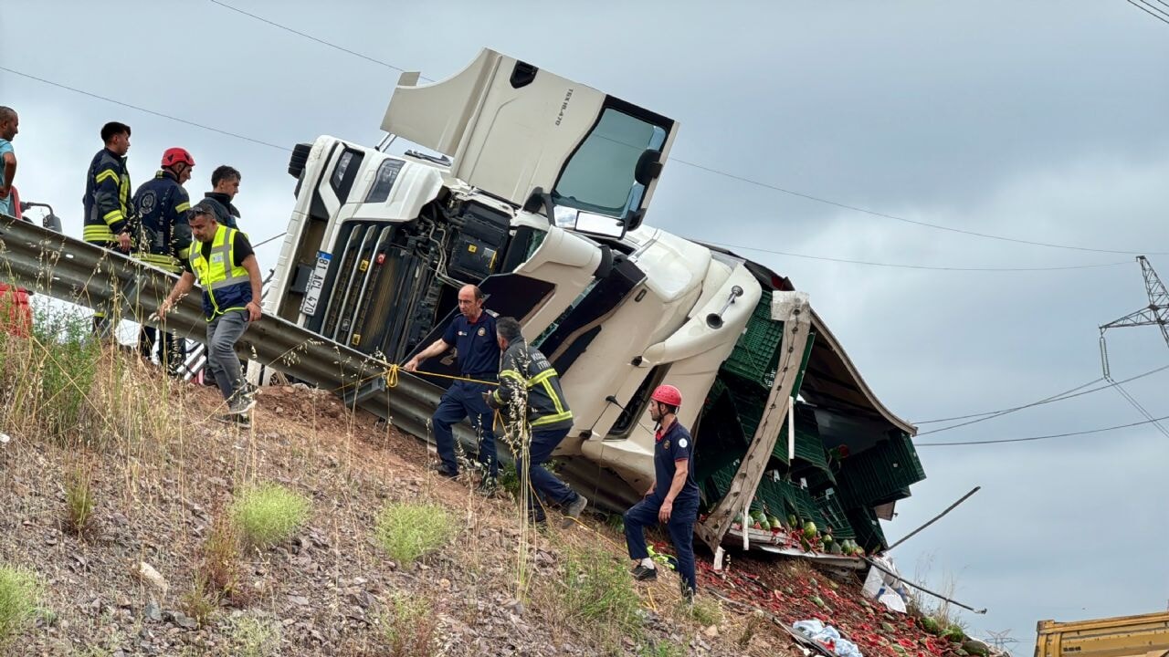 gebzede korkunc trafik kazasi tir devrildi olu ve yaralilar var VarfhIus