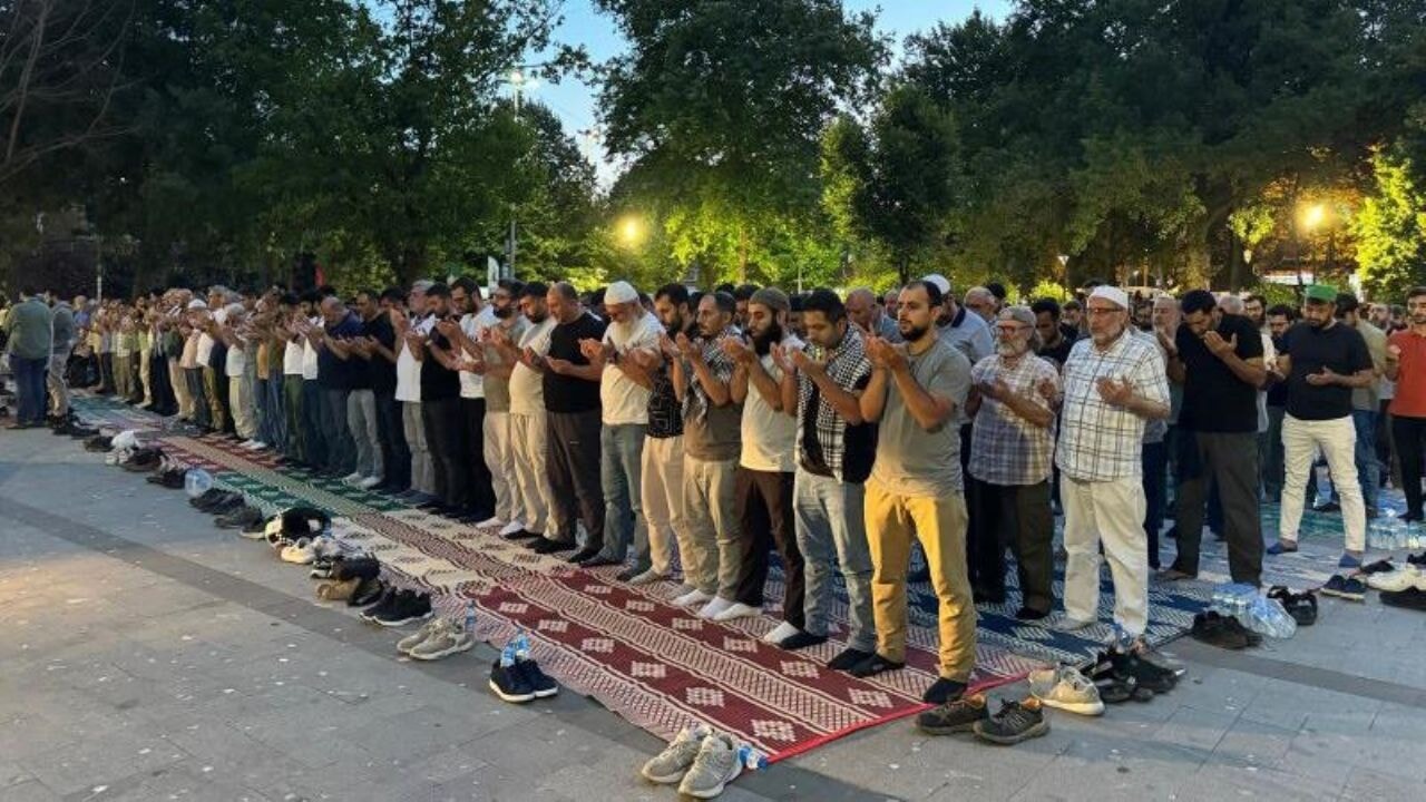 istanbulda gazze icin duaya duran kalabalik hamas asla cekilmez XhsORQI4