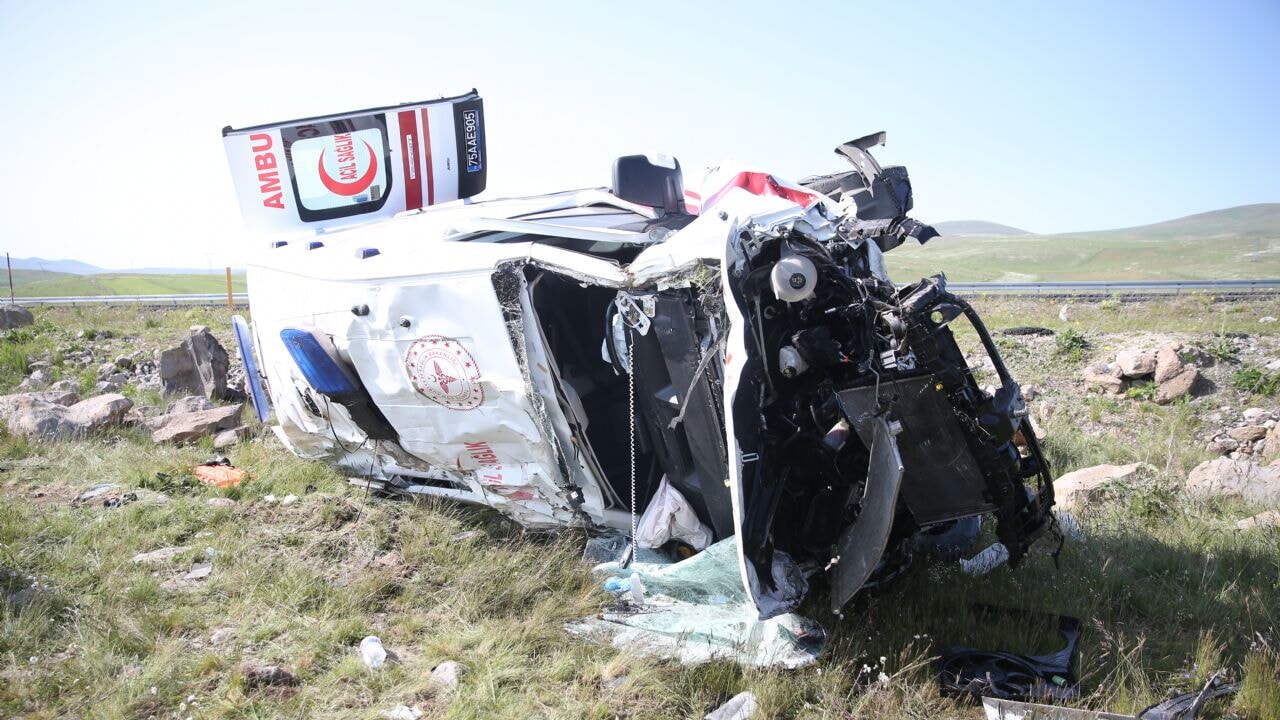 kars igdir yolunda saglik calisanlarini tasiyan ambulans devrildi nUQGTs64