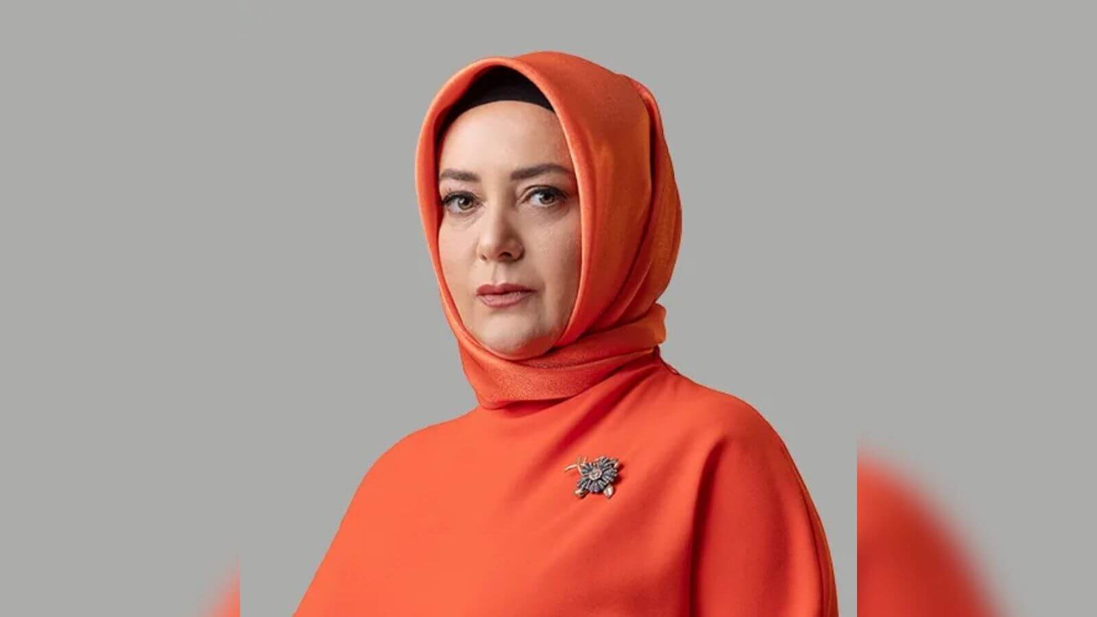 Kızılcık Şerbeti Pembe Gazi Koşusu’nda Leydi Diana Esintileriyle Göz Kamaştırdı 71 kizilcik serbeti pembe gazi kosusunda leydi diana esintileriyle goz kamastirdi 7itlZfO9