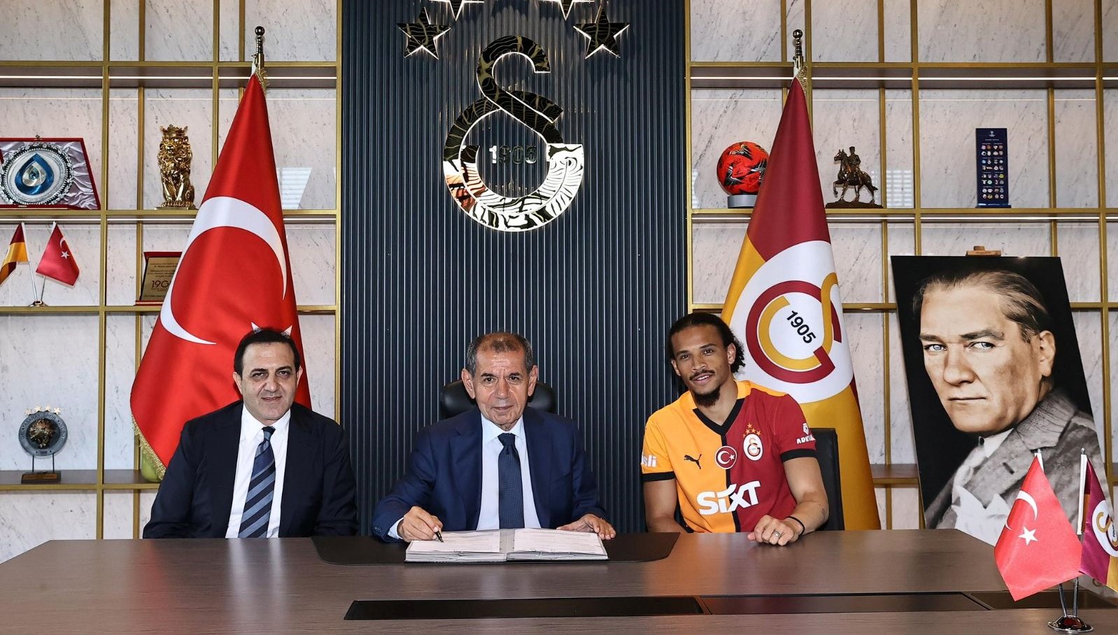 leroy saneimzayi atti turkiyenin en buyuk kulubune geldim cY1JnUqW