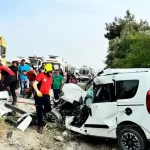 mersinde iki arac kafa kafaya carpisti olu ve yaralilar var QXJRb5MK