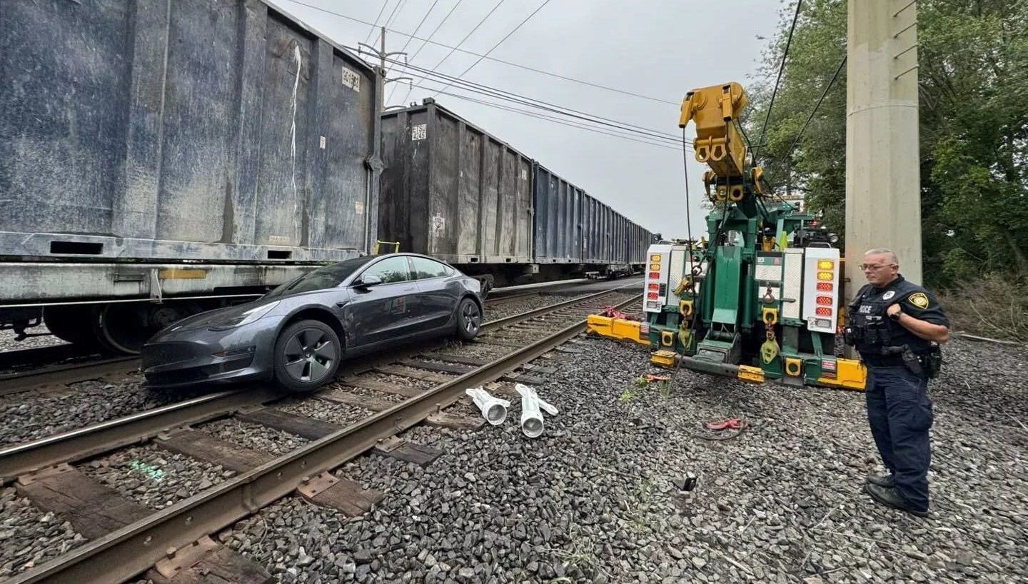 otonom surusteki tesla raylara sikisarak trenle carpisti NmqR2m9h