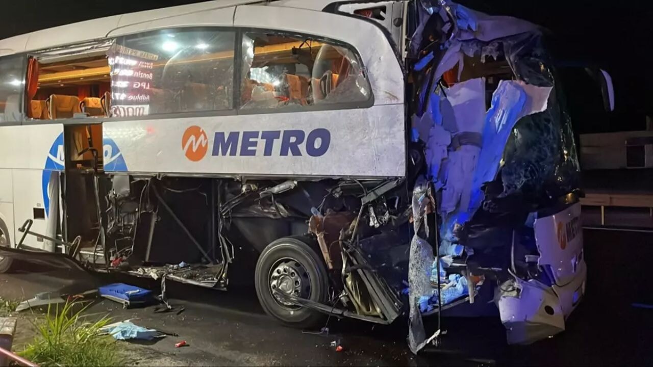 sakaryada feci kaza yolcu otobusu tira carpti