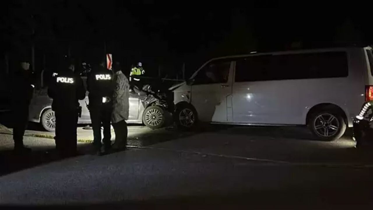 Sivas'ta feci kaza! Minibüs ters şeride girdi, otomobille çarpıştı 71 sivasta feci kaza minibus ters seride girdi otomobille carpisti cyOfrSSc