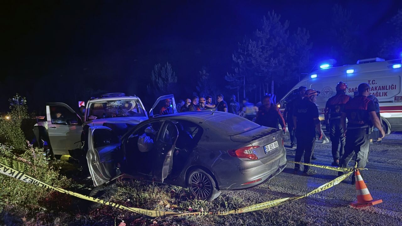 sivasta feci kaza otomobil ve panelvan carpisti NJEz8uDg