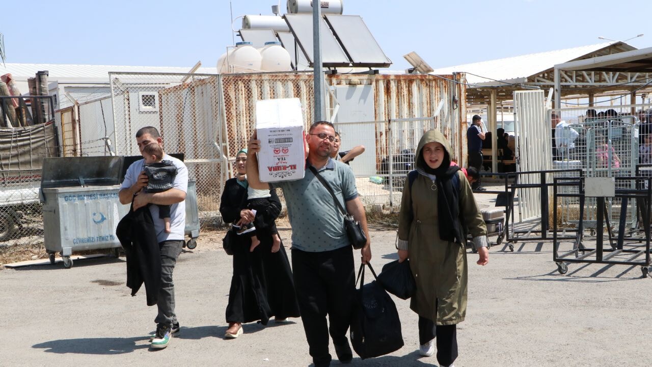 suriyelilerin gonullu donusu hiz kazandi bayram sonrasi sinirda yogunluk eFCBZX6O