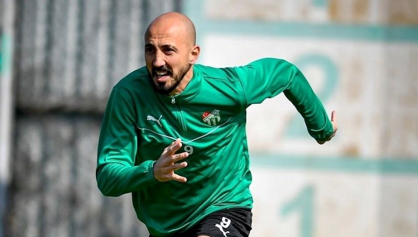 ulusal futbolcu kariyerine 2 ligde devam edebilir