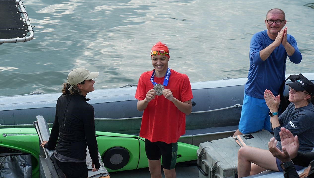 16 yasindakiarda manhattan adasini yuzerek gecti l5qTP246