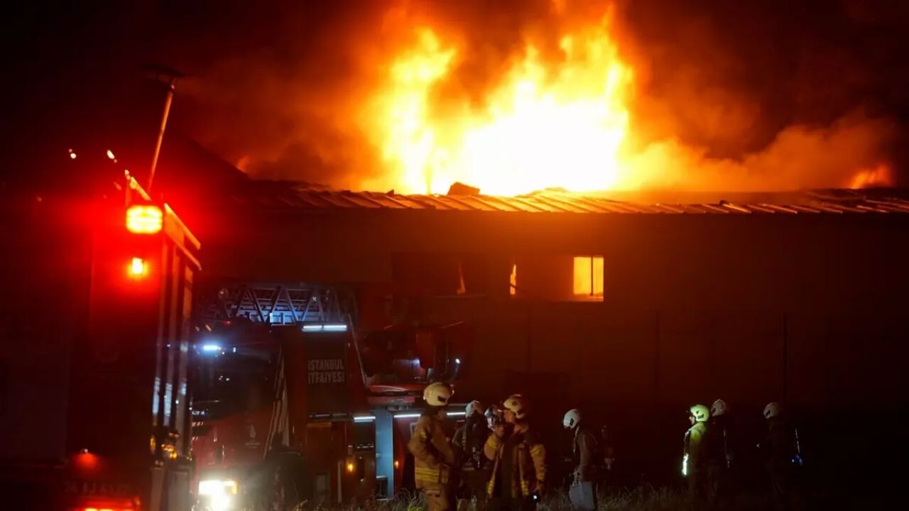 arnavutkoyde fabrikada yangin patlama sesleri yukseldi 7ZrHe9jM