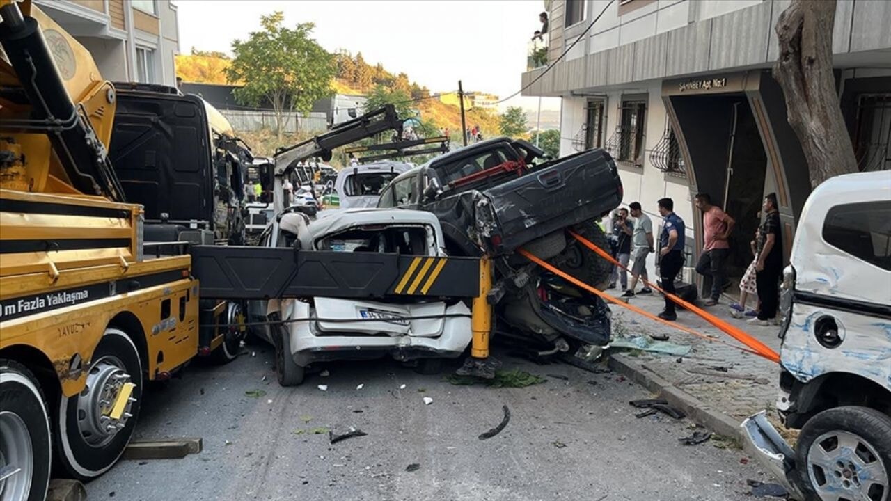 basaksehirde kontrolden cikan vinc 23 araca carpti iTaRr6cV