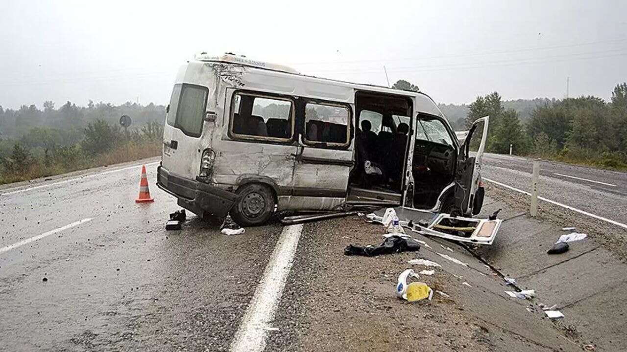 diyarbakirda feci kaza minibus devrildi 18 kisi yaralandi GT9zYAdA