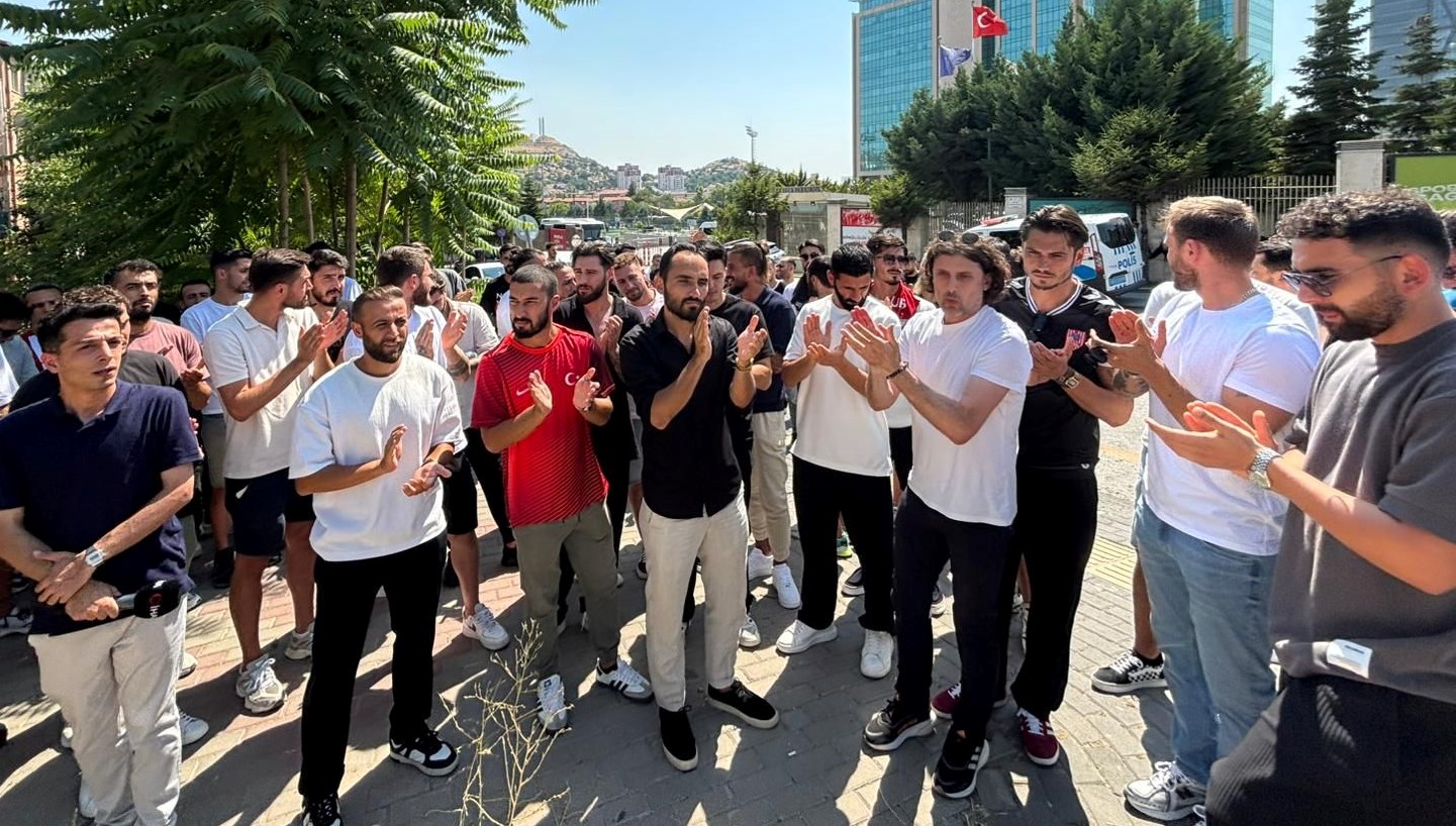 Futbolcular TFF'nin akabinde bakanlıkta toplandı: "Alkışladığımız oyuncular 40 yaşında" 71 futbolcular tffnin akabinde bakanlikta toplandi alkisladigimiz oyuncular 40 yasinda iAOYsuwe