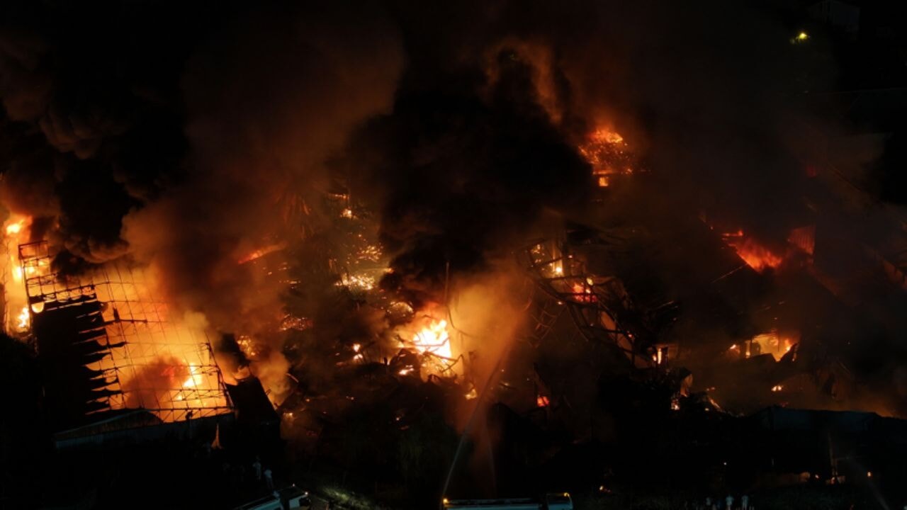 istanbul cekmekoyde sunger fabrikasinda yangin cikti lNW4uLLU