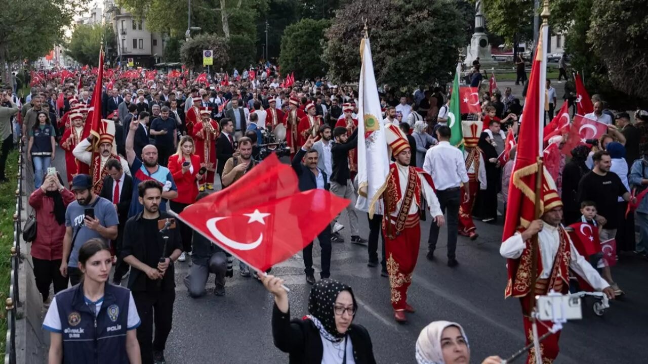 istanbulda 15 temmuz yuruyusu sarachanede binler bulustu