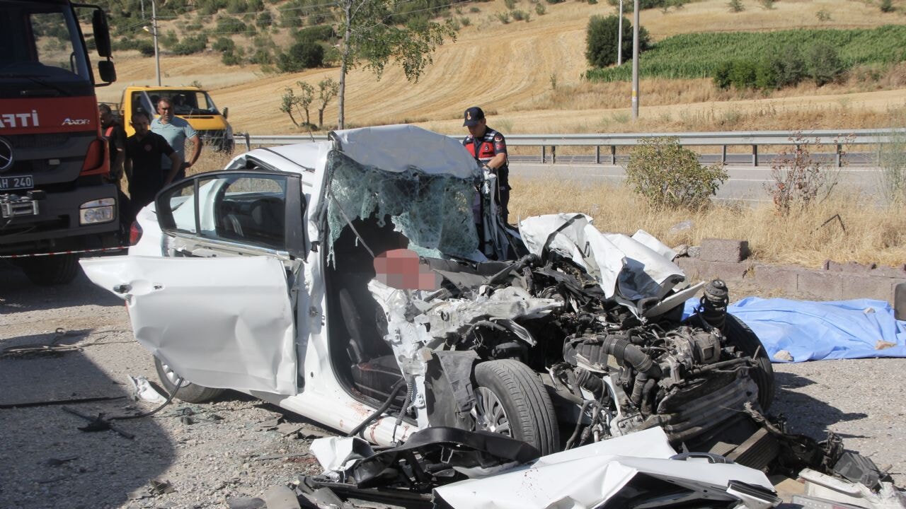 izmir yolu kan golune dondu baba ve uc cocugu kazada hayatini kaybetti yuXsL112