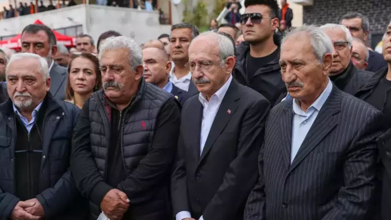 kilicdaroglunun ikiz kardesi adil kilicdaroglu hayatini kaybetti Lr5eeCTb