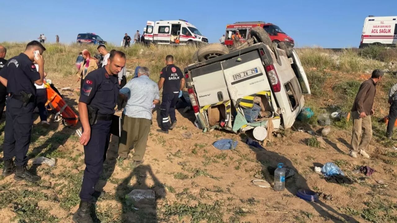 konyada tarim iscilerini tasiyan arac kaza yapti