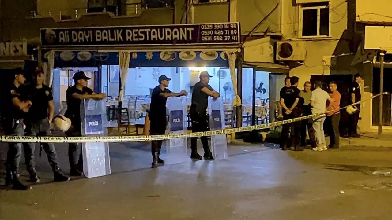 Mersin'de müşterilerle personel birbirine girdi: Silahlı ve bıçaklı kavga 71 mersinde musterilerle personel birbirine girdi silahli ve bicakli kavga cmO1yCOh