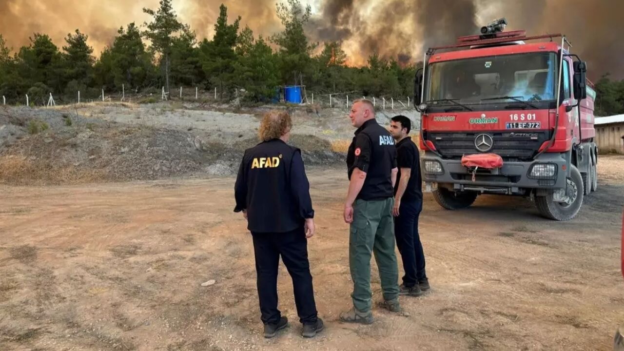 orman yanginlari siddetlendi binlerce kisi tahliye edildi