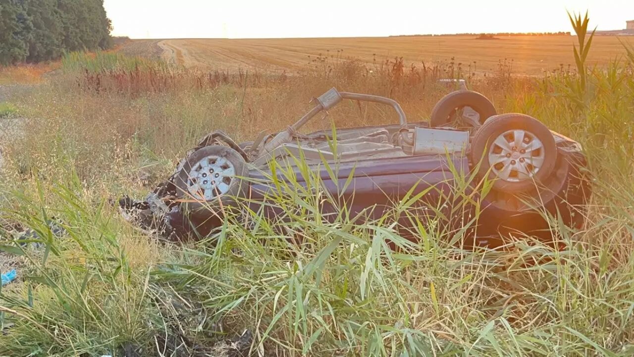 tekirdagda devrilen aracta can kaybi surucu ve yolcu oldu