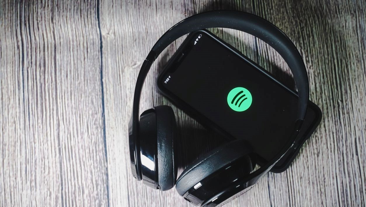 yapay zeka tehlikesi buyuyor spotify meyyit sanatkarlar ismine muzikler yayinliyor vrAKadVM