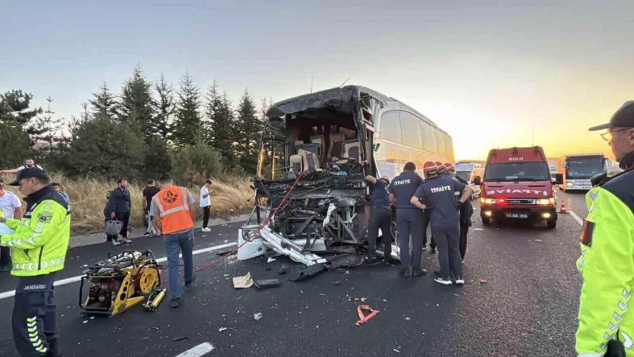 Anadolu Otoyolu'nda feci kaza! Otobüs kamyona çarptı 71 anadolu otoyolunda feci kaza otobus kamyona carpti
