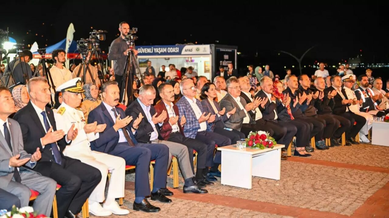 Gölcük'te depremde kaybedilenler için anma töreni düzenlendi 71 golcukte depremde kaybedilenler icin anma toreni duzenlendi 88DFu2Y8