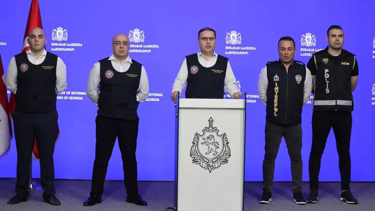 kasten adam oldurme ve soygun suclamasiyla aranan 12 kirmizi bultenli turkiyeye teslim edildi XtjlPpjN