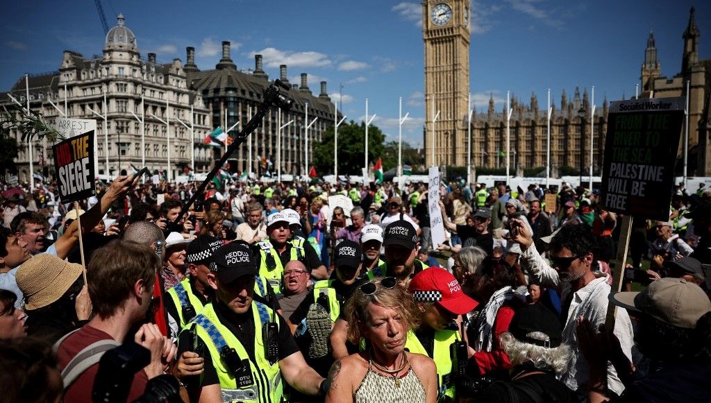 londrada filistine destek yuruyusu cok sayida kisi gozaltina alindi