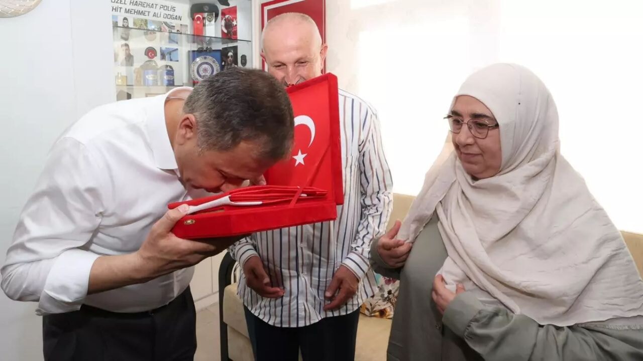 sehit polis mehmet ali doganin ailesine anlamli ziyaret NwCrukRN