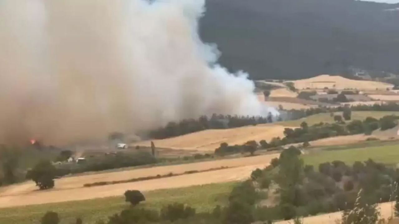 yenisehirde orman yangini ekipler yangini kontrol altina almaya calisiyor CFE2VUF4