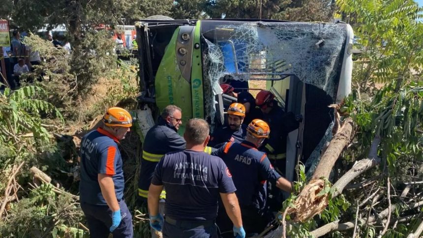 antalyada universite yerleskesinde otobus faciasi Wq7PqXcX