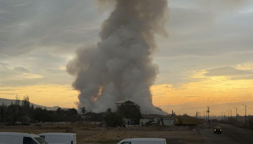 izmirde cop aktarma noktasinda yangin mudahale suruyor b9Vnfprm