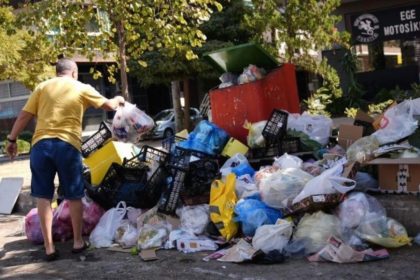 izmirde cop daglari yukseliyor karsiyaka kokudan gecilmiyor PSyRTVhx