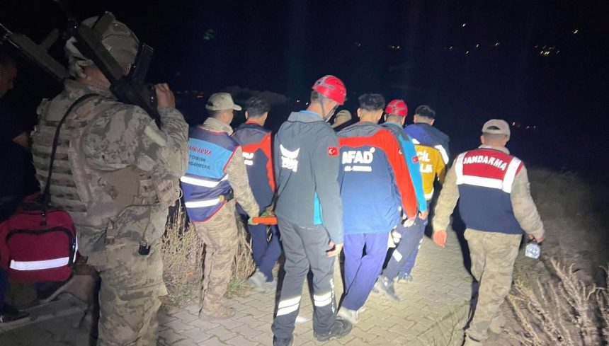 Kayalıklardan düşen bayanı 1,5 saat sedye ile taşıdılar 71 kayaliklardan dusen bayani 15 saat sedye ile tasidilar GVhWLpY8