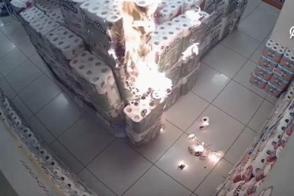 marketteki kagit havlulari atese veren cocuga ne oldu bursada market icindeki peceteleri yakan cocuk K3EOKw1Z