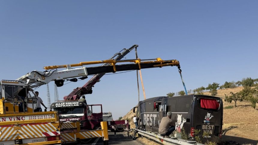 sanliurfada seyir halindeki yolcu otobusu devrildi cok sayida yarali var 2FRGyB6W