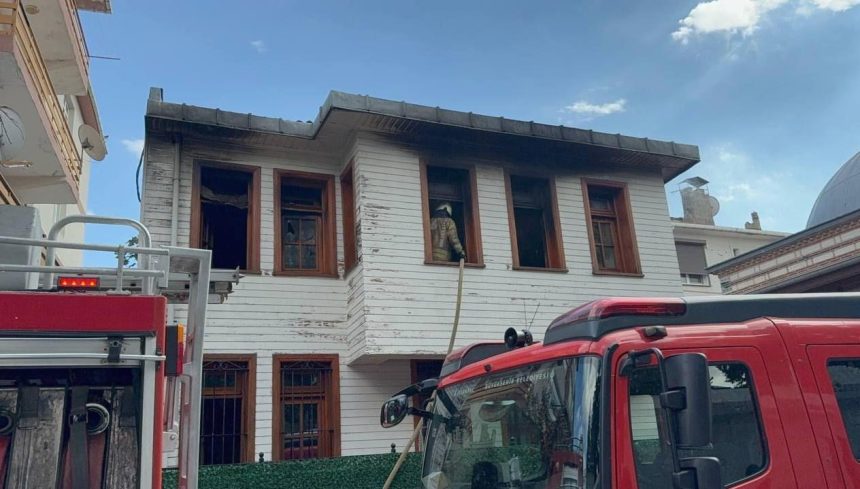 uskudarda iki katli ahsap binada yangin tkTTeltt