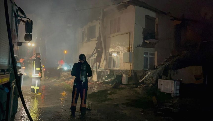 3 konut ile 4 samanlik alev alev yandi 3tmuuO7R