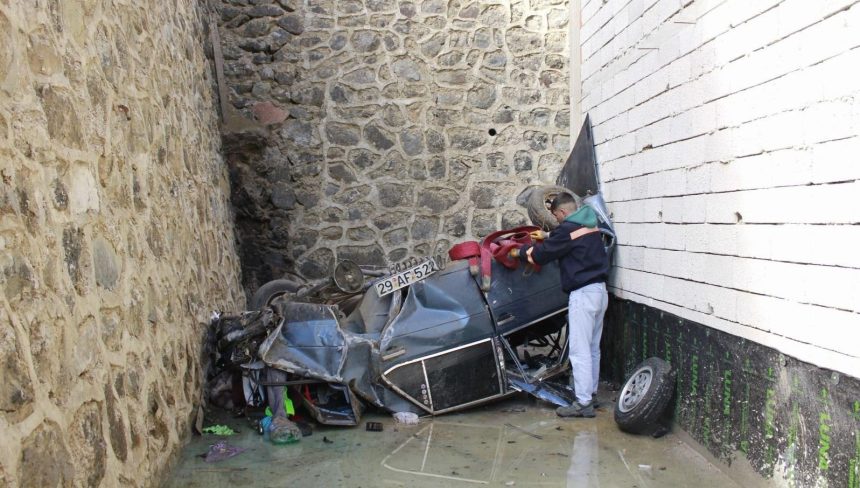 60 metrelik ucurumdan asagiya yuvarlandi Q7PFCuTr