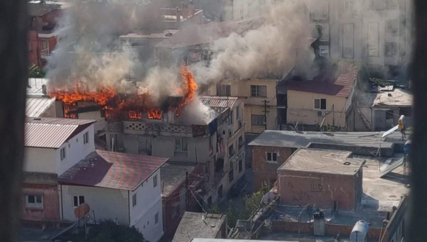 adanada 3 katli konut yanarak kullanilamaz hale geldi kkunLf1L