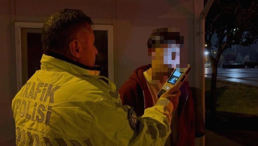 Alkollü şoför tramvay durağına daldı: Polise "Beni alın bırakmayın" dedi 71 alkollu sofor tramvay duragina daldi polise beni alin birakmayin dedi lnCYdnjC