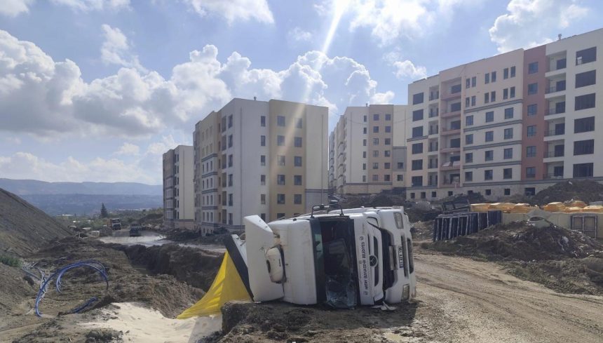 antakyada kum yuklu kamyon devrildi u9mBLDmz