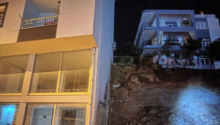 Antalya'da toprak kayması: Bir konut tahliye edildi 71 antalyada toprak kaymasi bir konut tahliye edildi vvlxSLti
